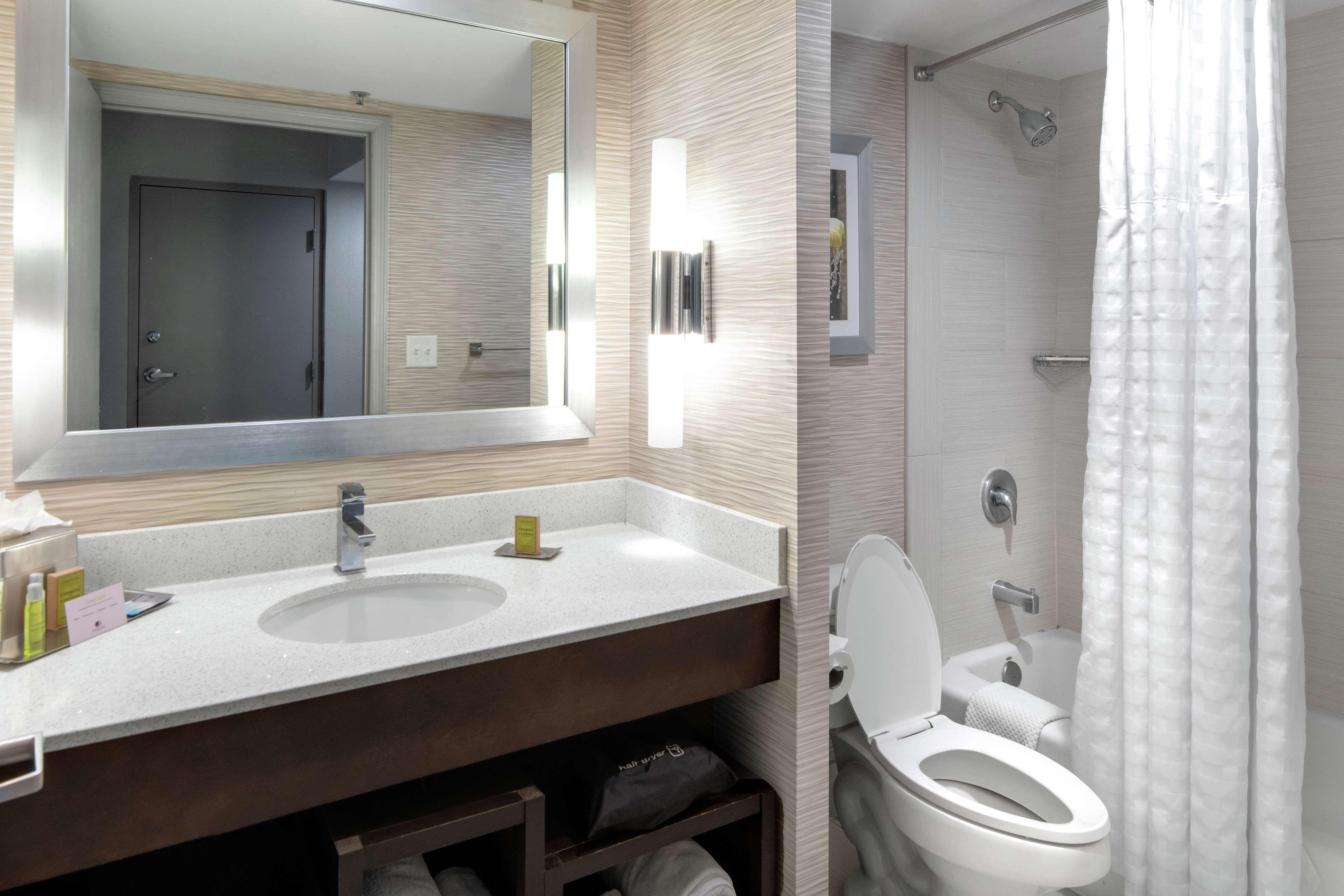 Hotel Doubletree By Hilton Airport 4*