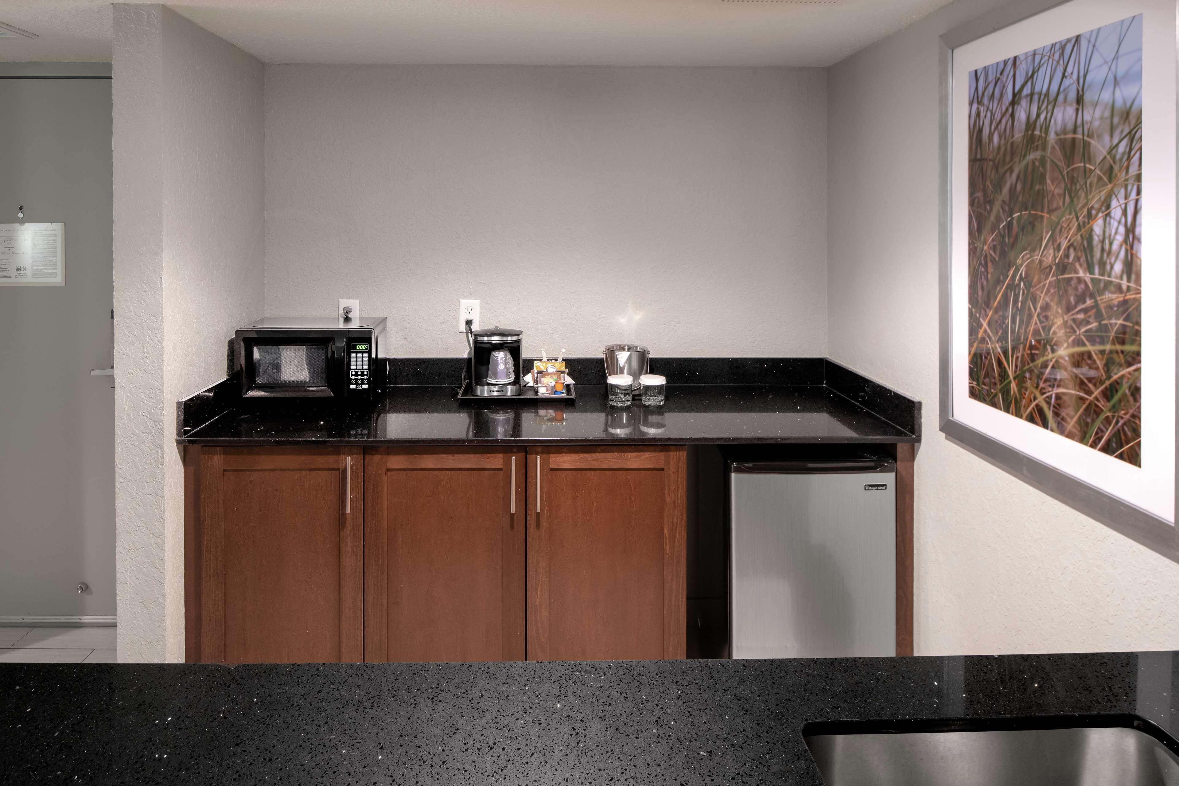 Doubletree By Hilton Airport
